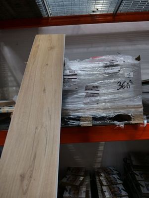 une grande pile de bois posée sur une étagère dans un magasin