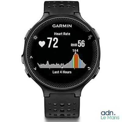 gros plan d'une montre intelligente sur fond blanc