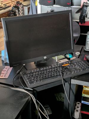 un bureau sur lequel se trouvent un ordinateur, un téléphone et d'autres appareils électroniques