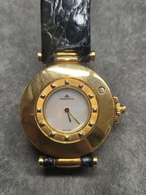 un gros plan d'une montre posée sur une table