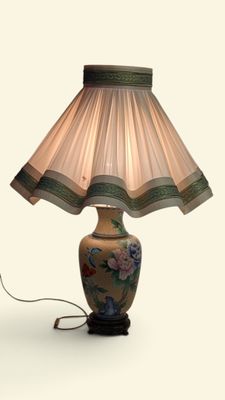 une lampe posée sur une table à côté d'une lampe