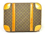 Valise Louis Vuitton avec finitions en cuir et détails dorés