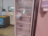 un réfrigérateur ouvert dans une cuisine au sol carrelé