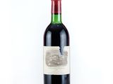 une bouteille de vin posée sur une table