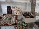 une vitrine en verre sur laquelle sont disposés divers objets décoratifs