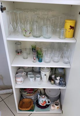 Contenu des deux buffets et des meubles de la cuisine, dont … - Photo 1