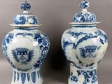 paire de vases chinois bleus et blancs avec couvercles