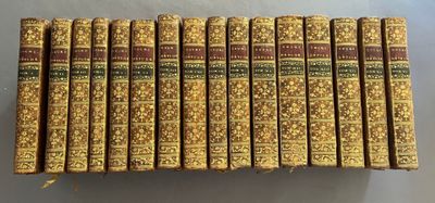 un lot de douze livres aux couvertures dorées posé sur une table