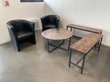 deux chaises et une table dans le coin d'une pièce