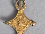 une image représentant une médaille d'or sur laquelle figure une épée
