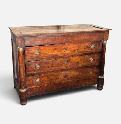 une vieille commode en bois avec un plateau en marbre