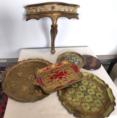 une table sur laquelle sont posées plusieurs assiettes