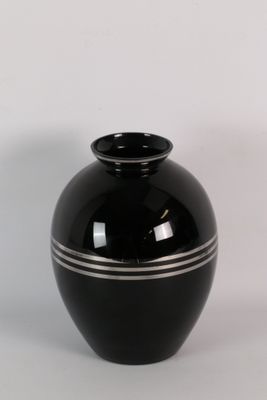 un vase noir orné d'une bande blanche