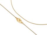un collier en or avec un pendentif en forme de cœur au bout d'une chaîne
