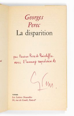 un livre ouvert avec la photo d'un homme en costume-cravate