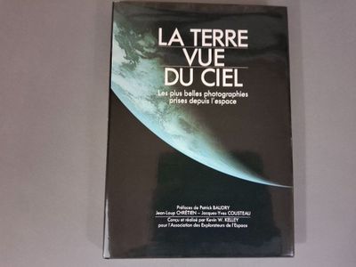 On voit ici la couverture du livre *La Terre vue du ciel*