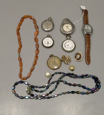 de nombreux types de montres et de bracelets disposés sur une table