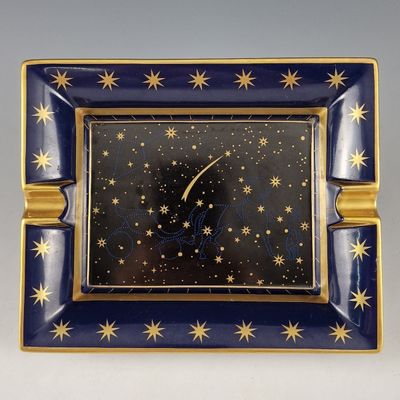 une assiette bleue et dorée sur laquelle figure une horloge