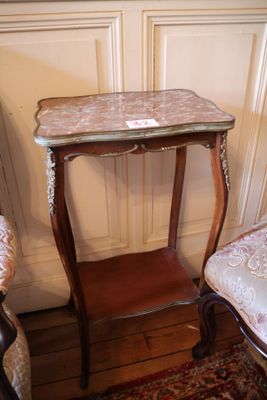 deux chaises et une table dans le coin d'une pièce