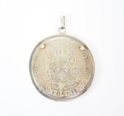 une image représentant une pièce d'argent sur laquelle figure une couronne