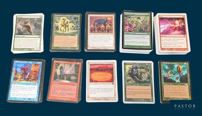 un lot de cartes posées sur une table
