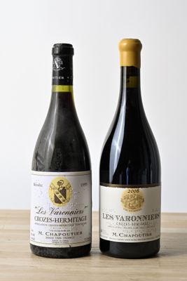deux bouteilles de vin posées l'une à côté de l'autre sur une table en bois