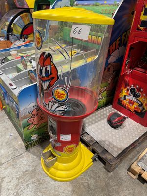 une machine posée par terre à côté d'autres jouets