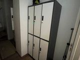 deux casiers dans le couloir d'un petit appartement