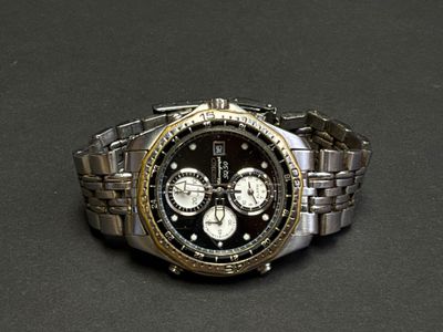 gros plan d'une montre sur une surface noire