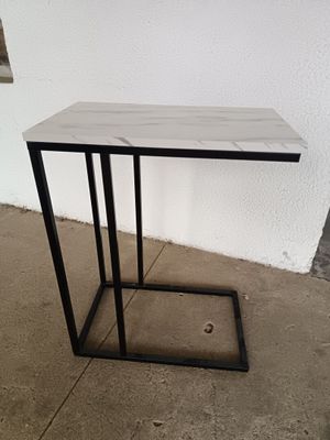 table d'appoint avec plateau en marbre et structure en métal noir