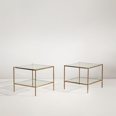 une paire de tables d'appoint en verre et en laiton