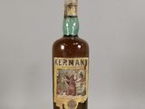 une photo d'une bouteille de whisky posée sur une table