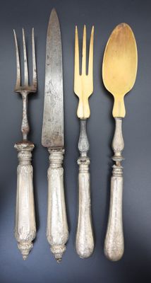 cinq fourchettes, un couteau et une cuillère sur une table