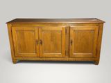 un buffet ancien en chêne à trois portes et deux tiroirs
