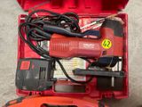 une boîte à outils rouge avec des outils sur le sol