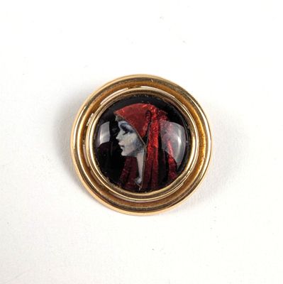 une image représentant une femme portant un chapeau rouge
