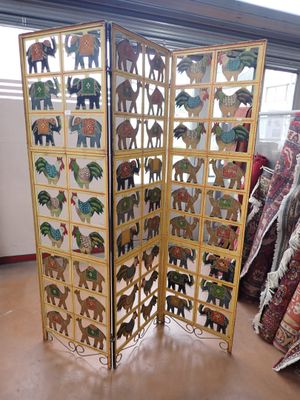 1 Paravent à trois feuilles, à décor d'éléphants, coqs et dr…