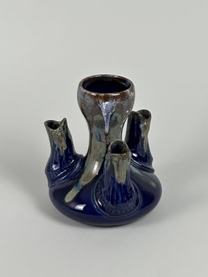 un petit vase bleu contenant deux vases bleus plus petits