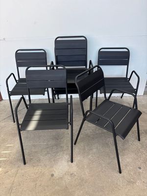 quatre chaises et une table dans une pièce aux murs blancs