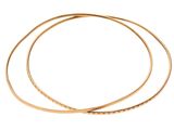 une paire de bracelets en or sur fond blanc