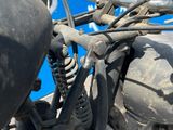 un gros plan d'une moto garée devant un mur recouvert de graffitis