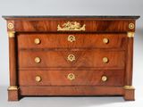 une commode avec un plateau en marbre posée sur un piédestal