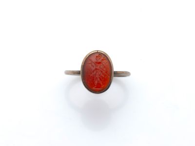 l'image d'une bague contenant une pierre rouge