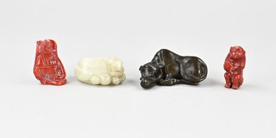 trois petites figurines d'animaux et un ours sur un fond blanc