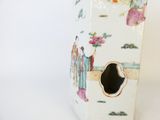 un vase blanc orné d'une image représentant des personnes