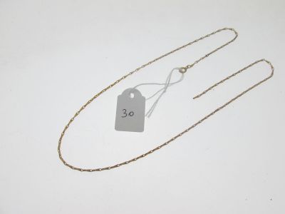 gros plan d'un collier portant une étiquette de prix