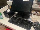 un bureau sur lequel se trouvent un ordinateur portable, un clavier et une calculatrice