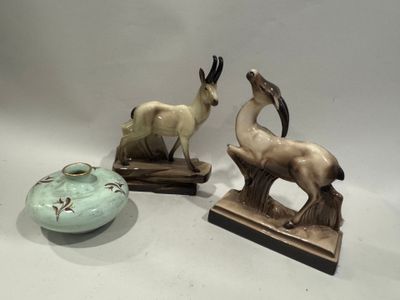 trois figurines d'animaux posées sur une table