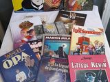 de nombreux livres pour enfants posés sur une table blanche