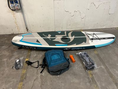 une planche de surf posée par terre